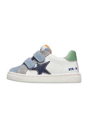 Witte kindersneaker met blauwe ster, twee blauwe klittenbandbandjes, groene hiel en oranje tonglabel, zijaanzicht.