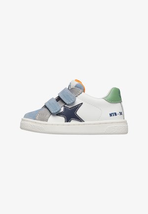 Scarpa da ginnastica bianca per bambini con stella blu, due strisce azzurre in Velcro, tallone verde e linguetta arancione, vista laterale.