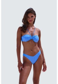 Modri rebrasti bikini set, ki vključuje bandeau zgornji del s središnjim vozlom in nizko rezane hlačke. Gladka textura in minimalističen dizajn.