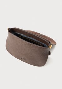 Borsa a spalla in pelle marrone con finitura testurizzata, tasca con zip e chiusura a pattina. Interno rivestito in un materiale blu a contrasto.