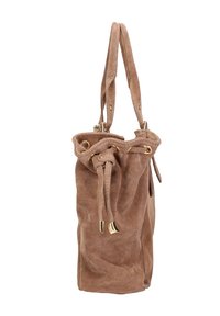 Borsa bucket in suede marrone chiaro con chiusura a coulisse, hardware dorato e due manici superiori per il trasporto. Superficie texturizzata.