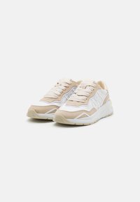 Sneakers beige e bianche con un mix di materiali in rete e camoscio, caratterizzati da una suola ammortizzata e lacci, che mostrano un design stratificato.