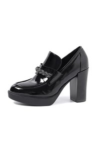 Scarpe con tacco alto in pelle verniciata nera, con una piattaforma spessa, punta arrotondata e una cintura decorativa nella parte anteriore. Tacco con texture.