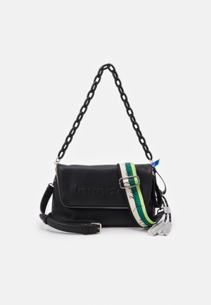 Bolso de mano de cuero negro con una solapa con cremallera, un asa de cadena negra gruesa y una correa de tela ajustable con rayas verdes y flecos.