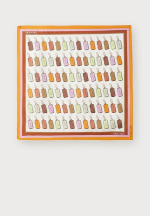 Svila marama s ponovljenim uzorkom ukrasnih oznaka u raznim pastelnim bojama. Narančasta ivica s "COACH" logotipom u donjem desnom kutu.