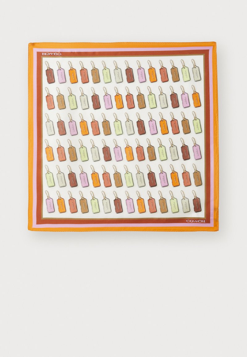 Silkkihuivi, jossa on toistuva kuvio koristeellista etikettiä eri pastellisävyissä. Oranssi reunus, jossa on "COACH"-logo oikeassa alakulmassa.