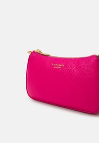kate spade new york JOLIE SMALL CONVERTIBLE CROSSBODY - Bolso de mano - wild raspberry