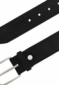 Cinturón de ante negro con hebilla de metal plateado, que presenta una textura suave, cinco agujeros de ajuste y una correa de sujeción con un botón de metal de la marca.