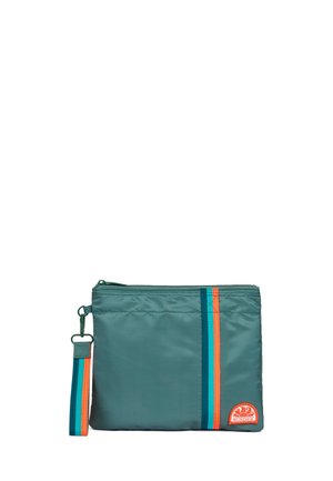 Bustina con zip color turchese con cinturino da polso, caratterizzata da strisce verticali turchesi e arancioni e un piccolo patch logo arrotondato nell'angolo in basso a destra.