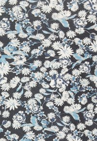 Tecido floral com um fundo negro decorado com flores azuis e brancas, incluindo margaridas, rosas e folhas, criando um padrão texturizado.