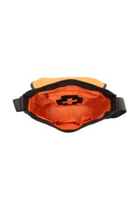 Borsa a tracolla nera e arancione con un esterno liscio, foderato internamente di arancione e dotato di una tasca con cerniera. Include una tracolla regolabile.