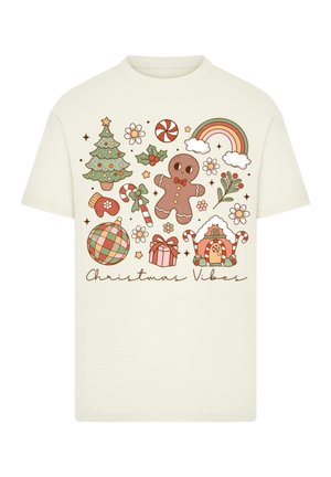 Cremfarbener T-Shirt mit festlichen Grafiken: Lebkuchenmann, Weihnachtsbaum, Zuckerstangen, Geschenke und dem Text "Christmas Vibes" in einer verspielten Schriftart.