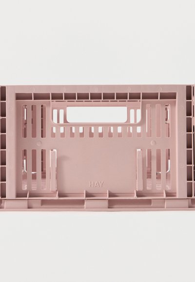 Πτυσσόμενο πλαστικό καλάθι σε απαλό ροζ χρώμα, με λαβή για κράτημα και πλευρές με αεραγωγούς, με τη μάρκα «HAY» στη βάση.