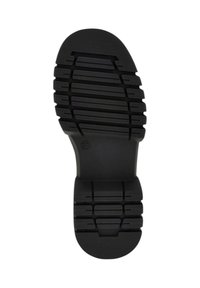 Suola di scarpa in gomma nera con un motivo di grip testurizzato, caratterizzato da righe orizzontali e verticali per trazione e stabilità.