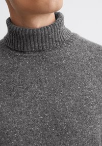 Maglione grigio a collo alto lavorato a maglia con un colletto a coste, caratterizzato da un motivo testurizzato e sfumature di colore chiaro in tutto il tessuto.