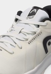 Valge ja must Sprint Pro 6.0 Junior toss mustrilise Deltastrap-pitsisüsteemi ja polsterdatud keelega detailiga.