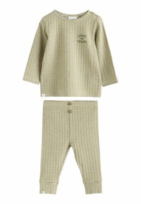 Katoenen loungewear set bestaande uit een top met lange mouwen en bijpassende broek. Lichtgroen met een gevarieerd gestreept patroon en decoratieve knopen.