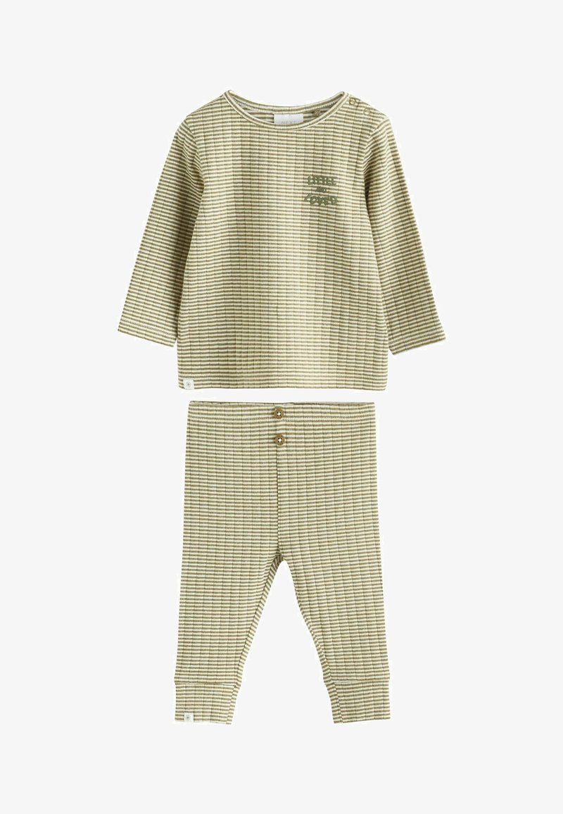 Conjunto de bebé de dos piezas con camiseta de manga larga a rayas y pantalones a juego en tonos beige y verde, con pequeños botones en los pantalones y texto en el pecho.