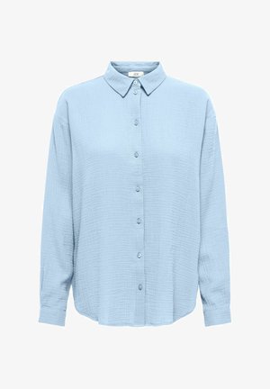 Vaaleansininen pitkähihainen nappisuljettava paita, jossa on teksturoitu kangas, terävä kaulus ja kalvosimet, esillä valkoisella taustalla.