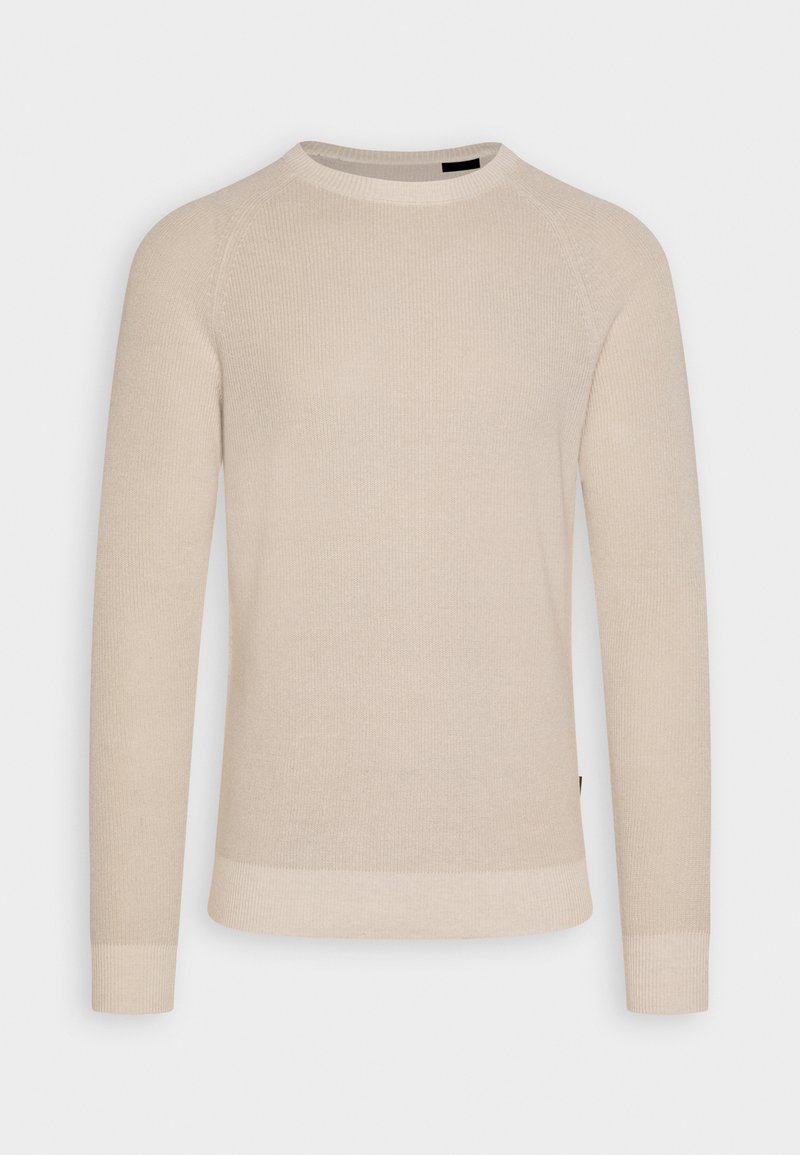 Maglione beige lavorato a maglia con scollatura rotonda e maniche lunghe a raglan. Presenta polsini e orlo a coste, una texture liscia e dettagli sottili.