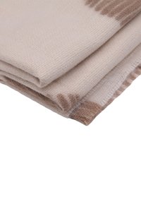 Tessuto intrecciato beige con una superficie strutturata, piegato ordinatamente, con accenti marroni chiari e un motivo sottile lungo il bordo.