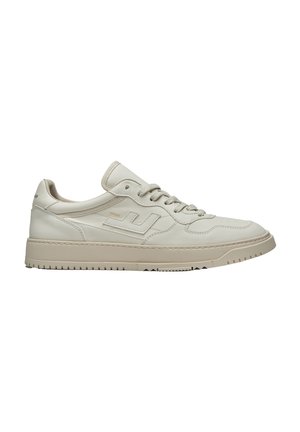 Beiger Leder-Sneaker mit niedrigem Schaft, Schnürung vorne, einfacher Naht und flacher Sohle mit strukturiertem Profil, von der Innenseite gezeigt.