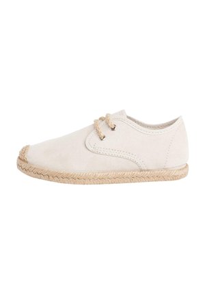 Witte casual veterschoen van espadrille met gevlochten juten zool en neusdetail, getoond tegen een witte achtergrond.
