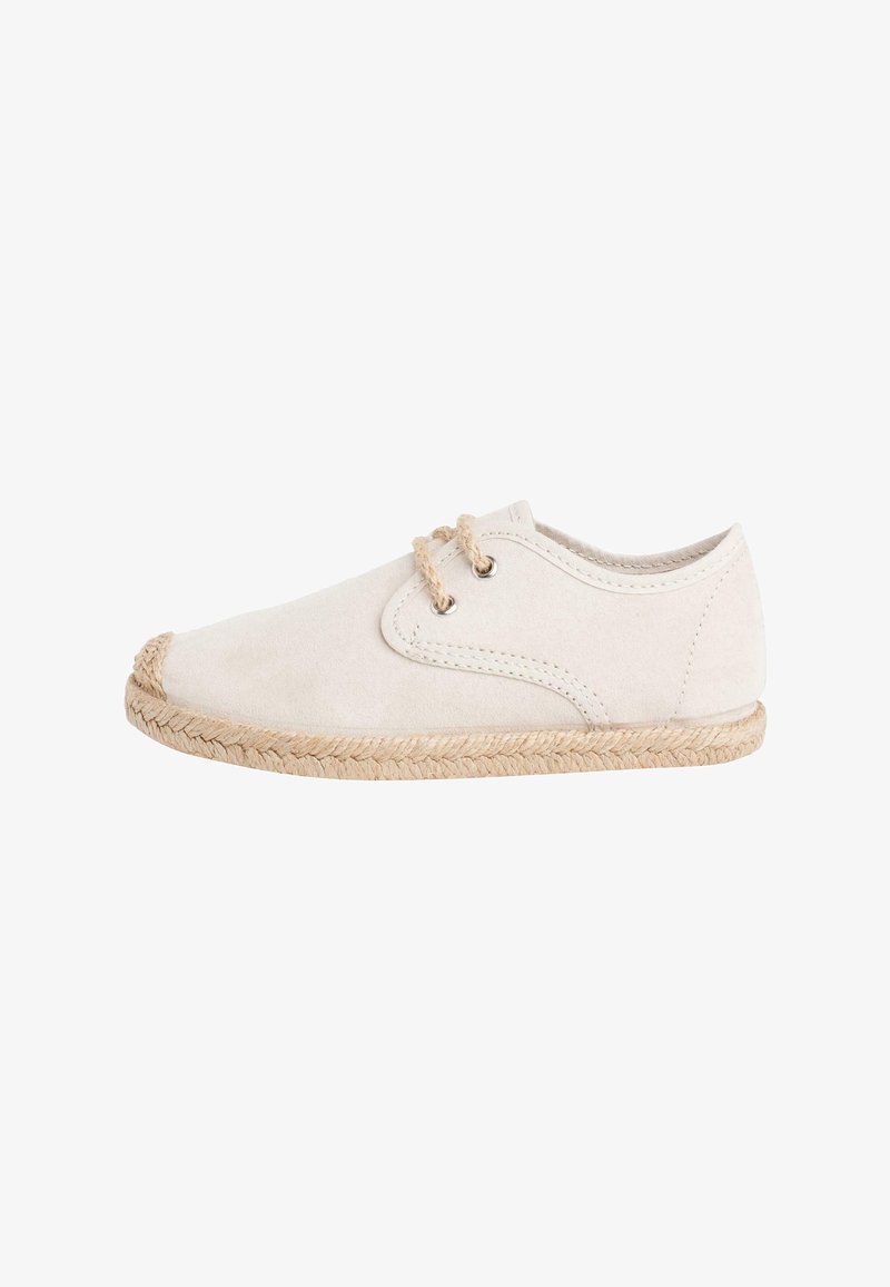 Chaussure espadrille décontractée blanche à lacets avec semelle en jute tressée et détail sur le bout, présentée sur un fond blanc.
