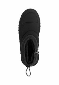 Czarne zimowe buty z wyściółką, miękką wewnętrzną podszewką, regulowanym sznurkiem oraz teksturowaną podeszwą zewnętrzną dla lepszej przyczepności.