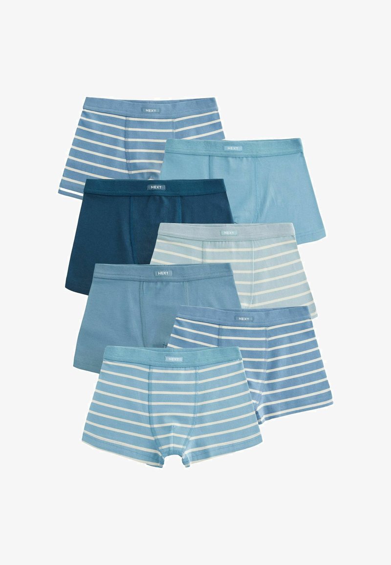 Zeven paar jongensboxershorts in blauwtinten, sommige effen en sommige met witte horizontale strepen, gerangschikt in twee overlappende rijen.