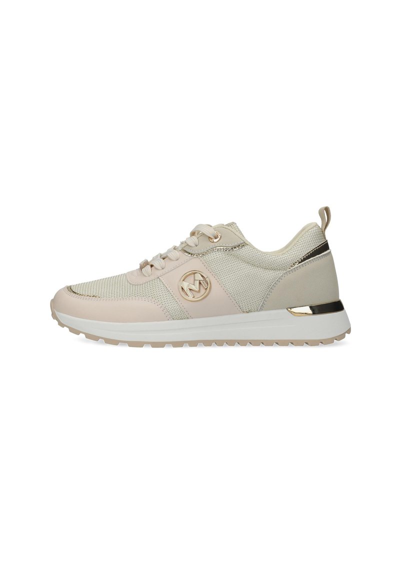 Atletische sneakers in beige en crème mesh, met een rond logo, gouden accenten, platte veters en een gestructureerde buitenzool voor grip.
