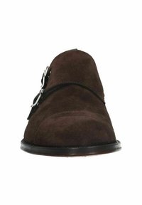Chaussure en daim marron avec un bout arrondi, présentant une sangle décorative en boucle noire sur le dessus. Semelle lisse et détails de couture minimalistes.