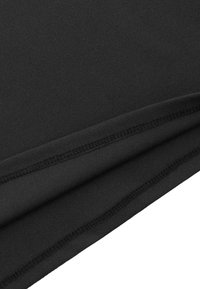 Czarna tkanina o gładkiej fakturze, złożona w sposób, który ukazuje widoczne szwy, prezentująca jednolity kolor bez wzorów czy akcentów.