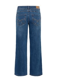 Blå denimjeans med vide ben, høj talje, baglommer med dekorative syninger samt et beige lædermærke med mærkenavn på linningen.