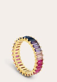 Goldfarbener Ring mit einer Reihe von rechteckigen, mehrfarbigen Steinen in Blau-, Lila- und Rosatönen, ergänzt durch.abgesetzte goldene Akzente.