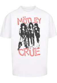 Valkoinen puuvillapaita, jossa on graafinen kuva neljästä hahmosta mustassa ja harmaassa, sekä teksti "MÖTLEY CRÜE" paksulla punaisella kirjaimilla.