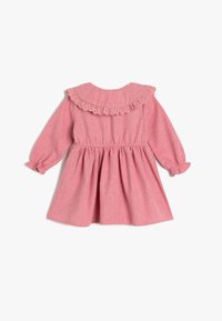 Rosa Kleid mit langen Ärmeln, einem kragen mit Spitzenrand und gerafftem Rock. Weicher Stoff mit strukturierter Oberfläche und elastischen Manschetten.
