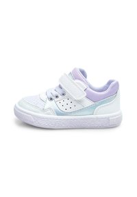 Fehér sneaker lila díszítéssel, texturált felsőrésszel, perforált részletekkel és állítható pánttal. Gumitalp mintázott tapadással.