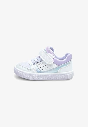 Zapatilla blanca con acentos morados, parte superior texturizada, detalles perforados y correa ajustable. Suela de goma con agarre estampado.