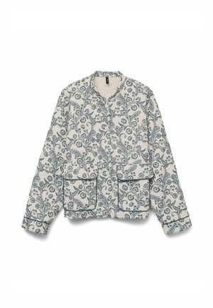 Veste couleur crème avec motifs floraux bleus et motifs paisley, dotée d'un col, d'une fermeture frontale à boutons et de deux poches à rabat en bas à l'avant.
