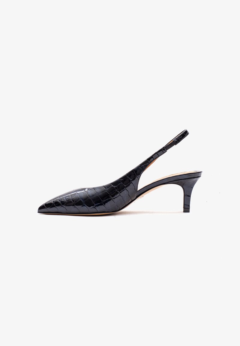 Décolleté slingback in vernice nera con punta affilata, motivo a coccodrillo in rilievo e tacco medio a blocco. Presenta un sottile cinturino regolabile.
