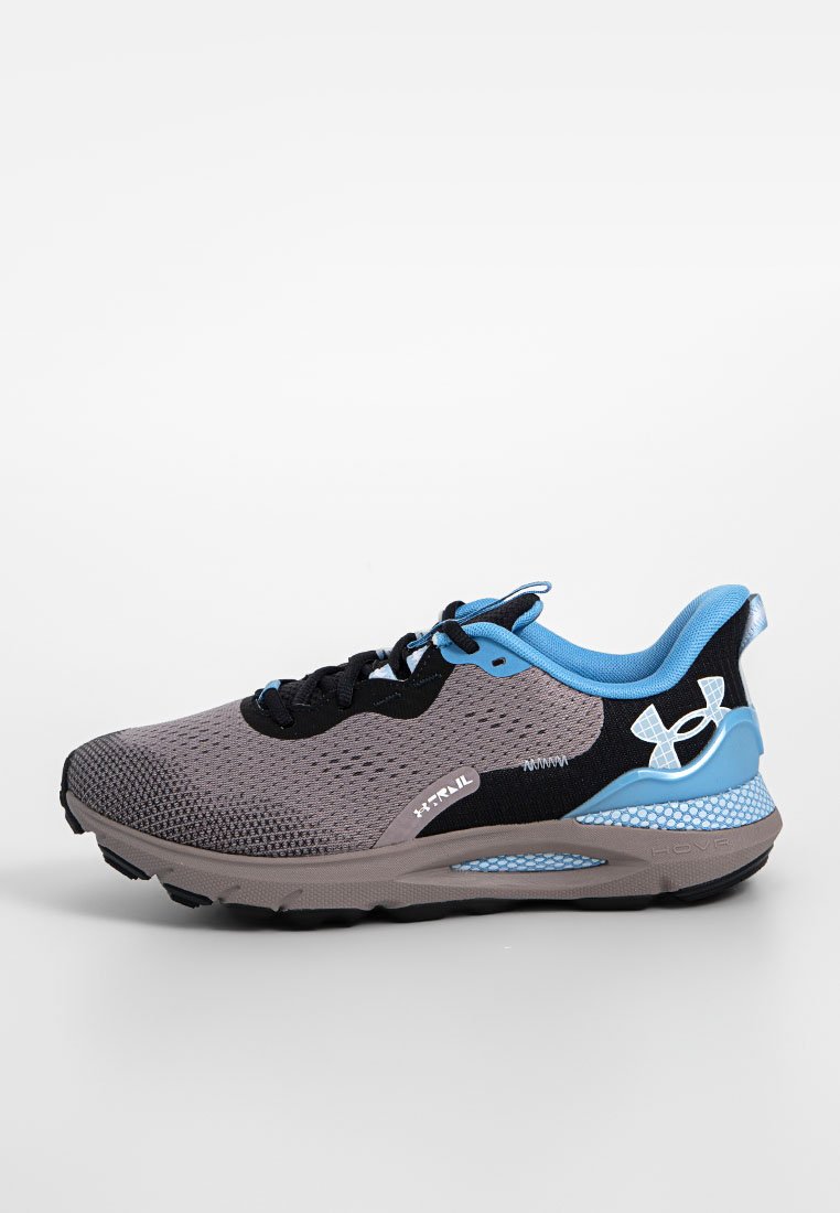 Sportschuh mit grauem Mesh-Obermaterial, schwarzen Akzenten und blauen Details. Verfügt über eine strukturierte Sohle und verstärkten Fersenbereich für Unterstützung.