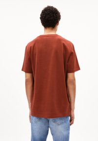 ARMEDANGELS MAARKUS SOLID - T-shirt basic - dark amber
