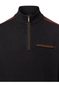 Schwarzer Quarter-Zip-Pullover mit gerippter Textur, der braune Wildleder-Akzente an den Schultern und eine kleine zipbare Brusttasche hat.