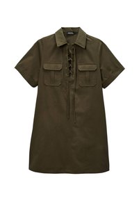 Robe olive verte à manches courtes avec un col à boutons, deux poches poitrine et un devant en dentelle style corset à lacets. Tissu en coton lisse.