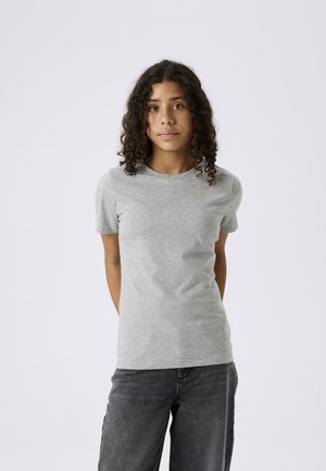 Tricou gri cu mânecă scurtă, fabricat dintr-un material moale, având un guler rotund și o croială lejeră. Asortat cu pantaloni largi de culoare gri închis.