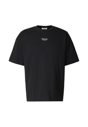 Homme vu de dos portant un t-shirt noir avec le texte blanc "OFF DUTY GEAR" et un grand graphique de mousqueton vert dans le dos.