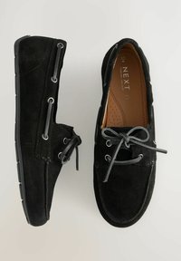 Zwarte suède bootschoenen met grijze veters, contrasterende stiksels en een gemêleerde zool. Het interieur heeft geperforeerde padding voor comfort.