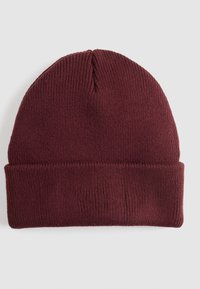 Bordeaux strikket hue med ribbet tekstur og foldet kant, designet til varme og komfort, med en sømløs top.