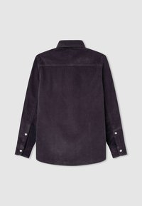 Ciemnofioletowa koszula z korduroju z kołnierzykiem, długimi rękawami i mankietami na guziki; gładka faktura i delikatne pionowe linie.